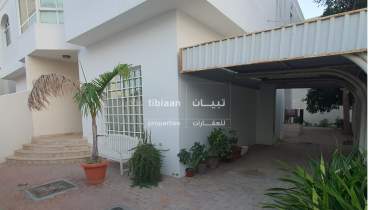 4 Bedrooms Twin villa for Sale in Alhail North