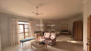 فيلا مؤثثة للبيع في الحيل الشمالية