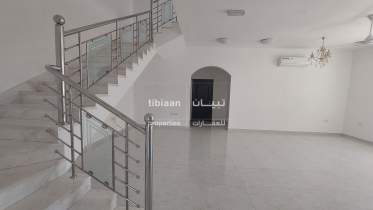 فيلا واسعة للإيجار في العذيبة 