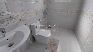 فيلا واسعة للإيجار في العذيبة 
