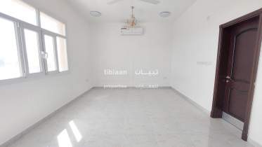فيلا واسعة للإيجار في العذيبة 