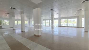 وحدة تجارية سكنية في مدينة قابوس