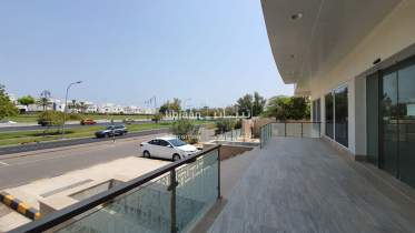 وحدة تجارية سكنية في مدينة قابوس