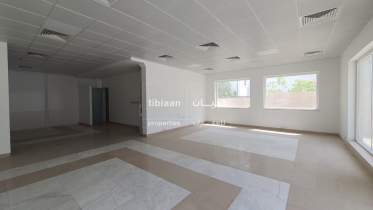 وحدة تجارية سكنية في مدينة قابوس