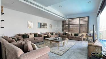 فيلا راقية مؤثثة للبيع من ٨ غرف نوم في الحيل