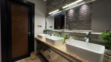 فيلا راقية مؤثثة للبيع من ٨ غرف نوم في الحيل